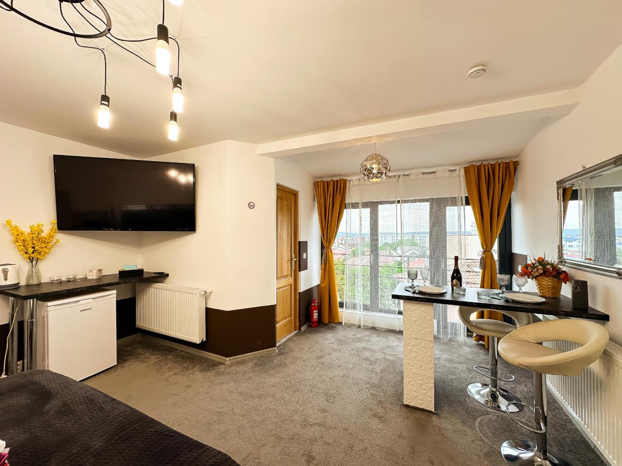 The Royal - With Balcony & Panoramic View Apartment *